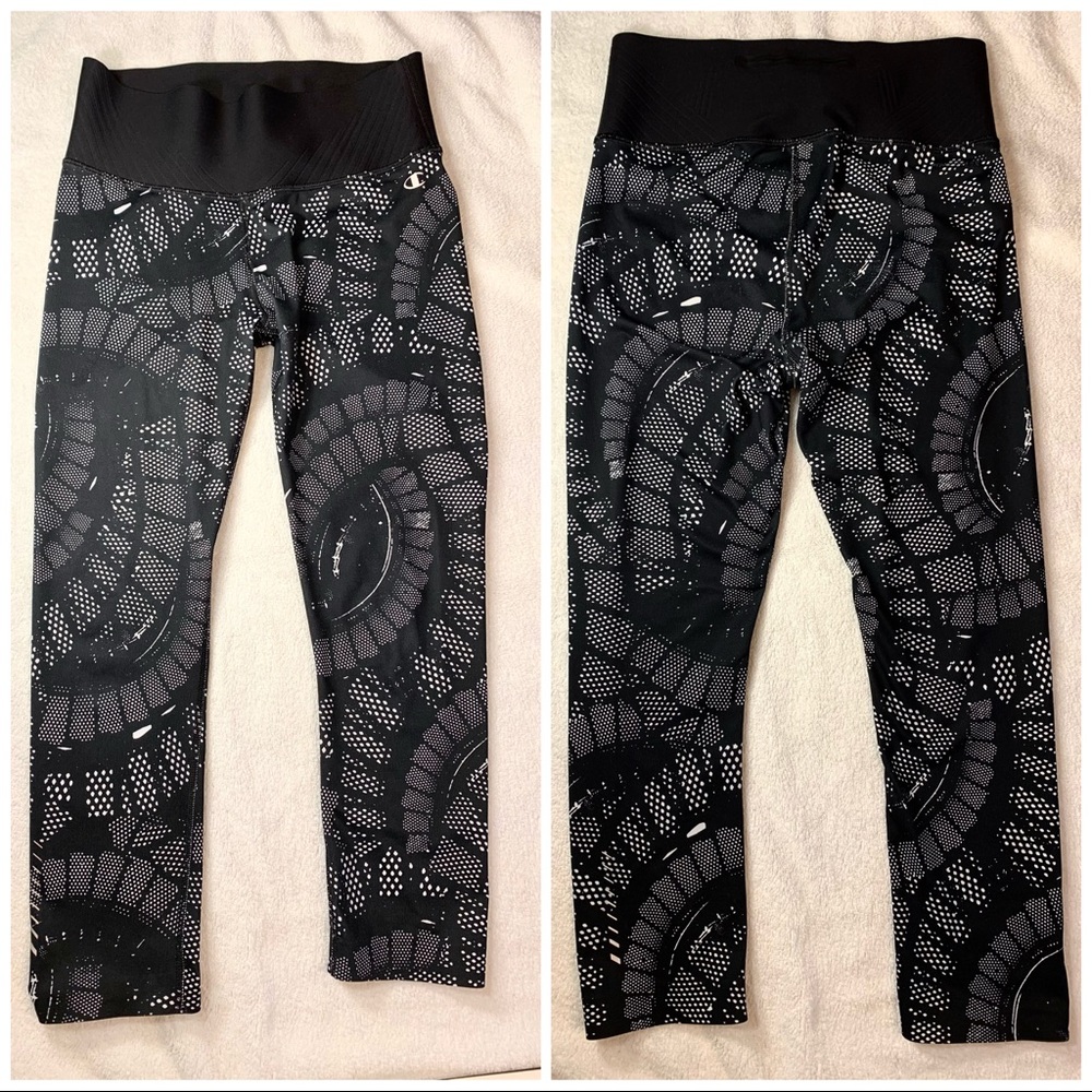 Women’s small athleisure leggings black & white exercise fitness workout